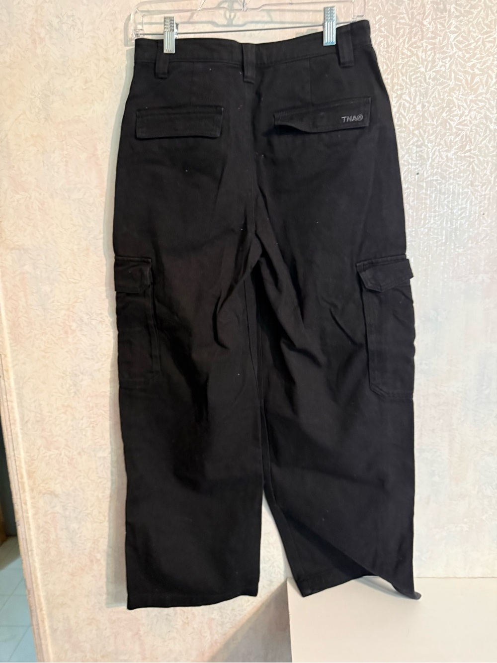 Aritzia TNA Womens Sz 4, Black Cargo Pants Relaxed Fit, Workwear, Streetwear - Picture 3 of 8